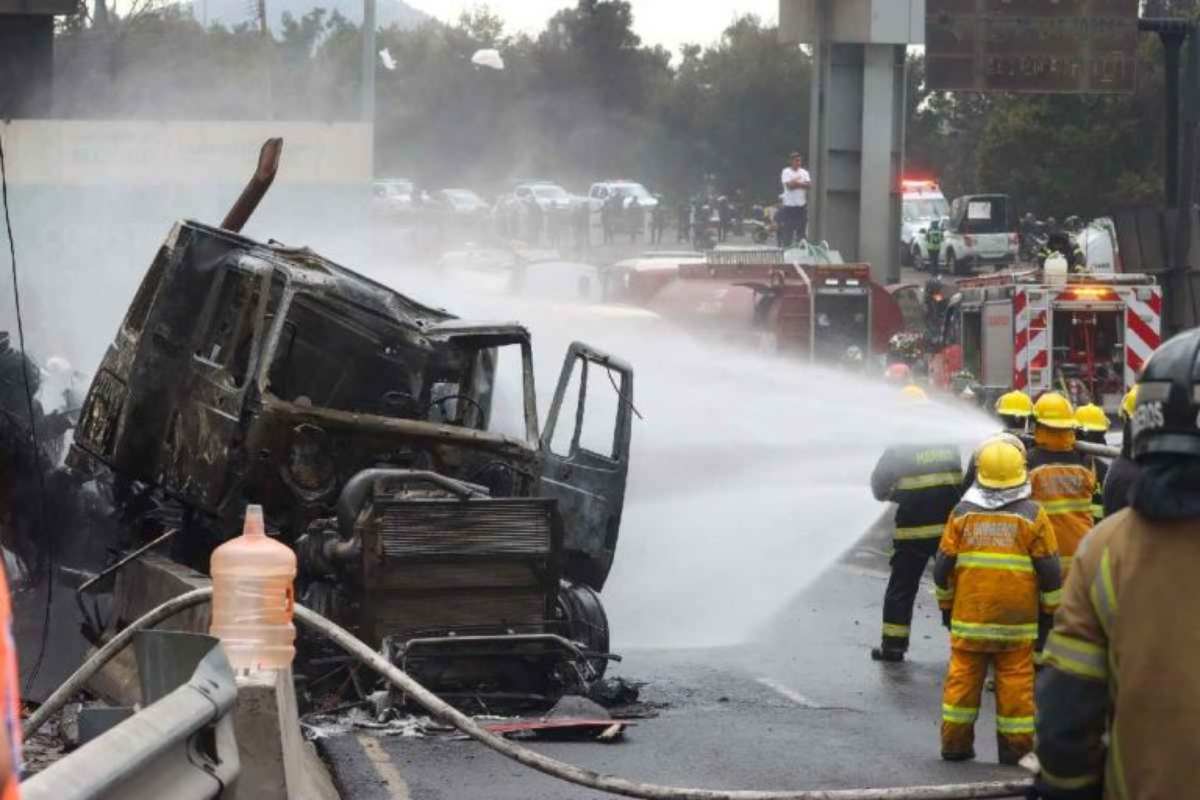 Niña rescatada por “abuelita heroína” en explosión de pipa, regresa a México; continuará tratamiento