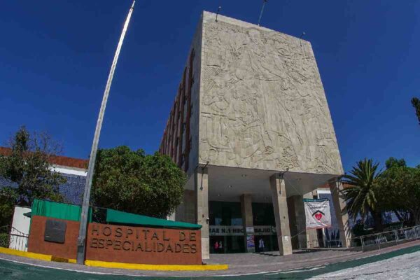 Pacientes de la clínica T1 del IMSS en León, Guanajuato, denuncian deterioro de su salud tras cierre de área de hemodiálisis