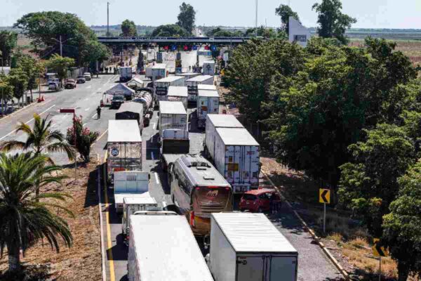 Paro de transportistas y campesinos