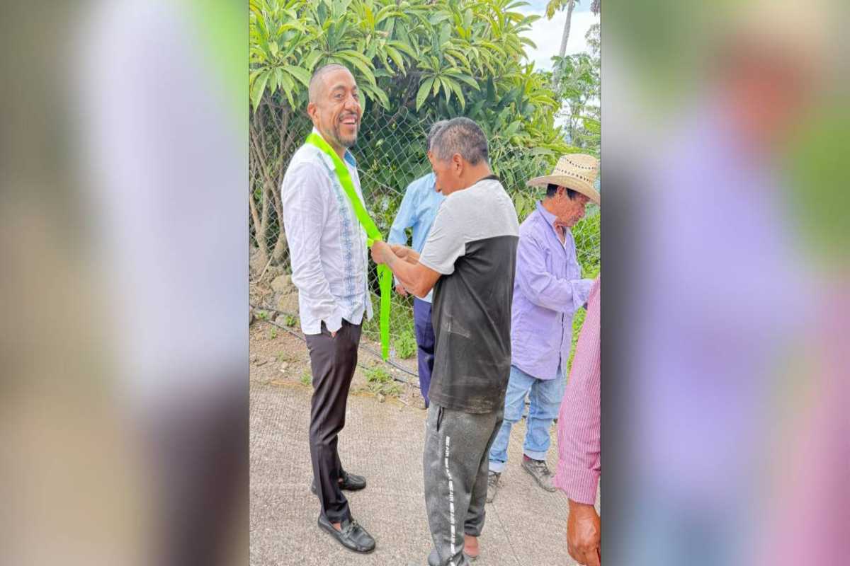 Pobladores de Alcozauca, Guerrero, retienen a alcalde por detectar presunto robo de autos y facturas