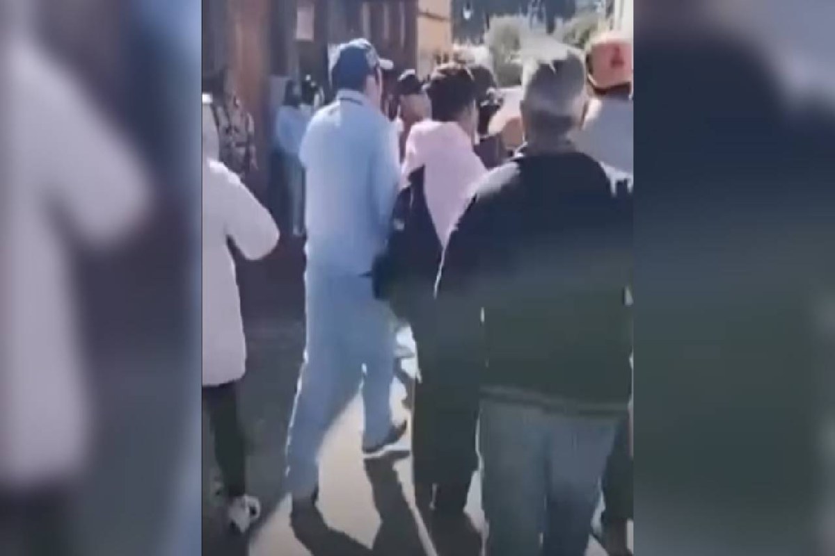 Pobladores de El Oro, amarran a funcionarios por falta de servicios; exigen destitución de alcaldesa