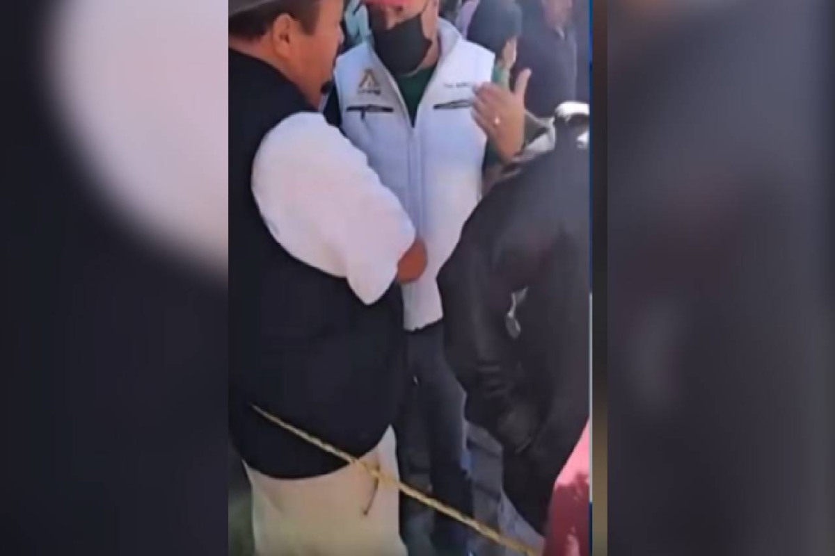 Pobladores de El Oro, amarran a funcionarios por falta de servicios; exigen destitución de alcaldesa