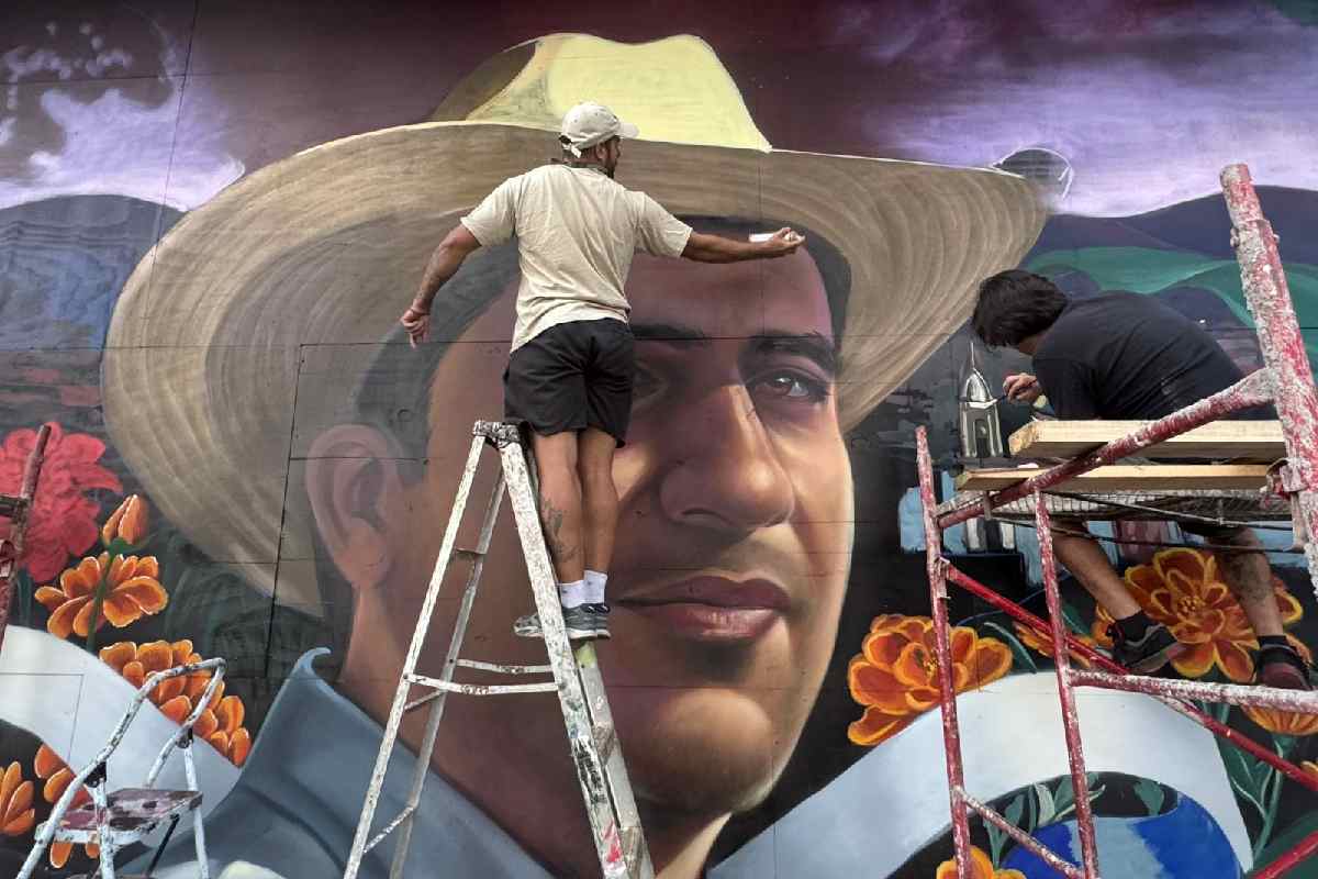 Proceso pintura mural Carlos Manzo