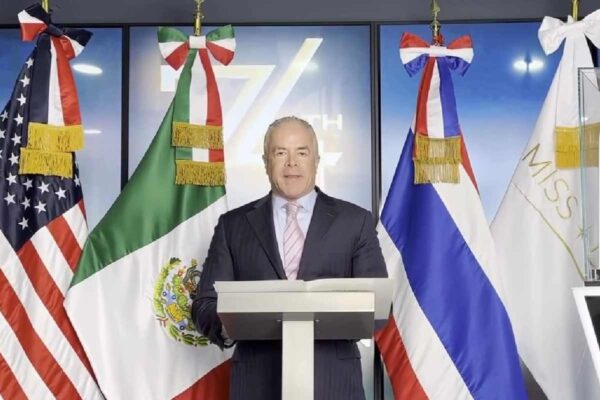 Raúl Rocha Miss Universo diplomático Guatemala