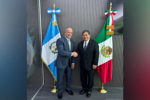 Raúl Rocha con el Cónsul de Guatemala
