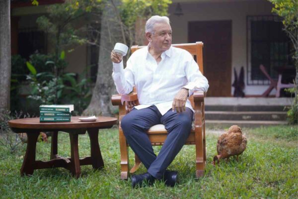 “Somos un solo movimiento”: Sheinbaum agradece el respaldo de AMLO en reaparición para presentar libro