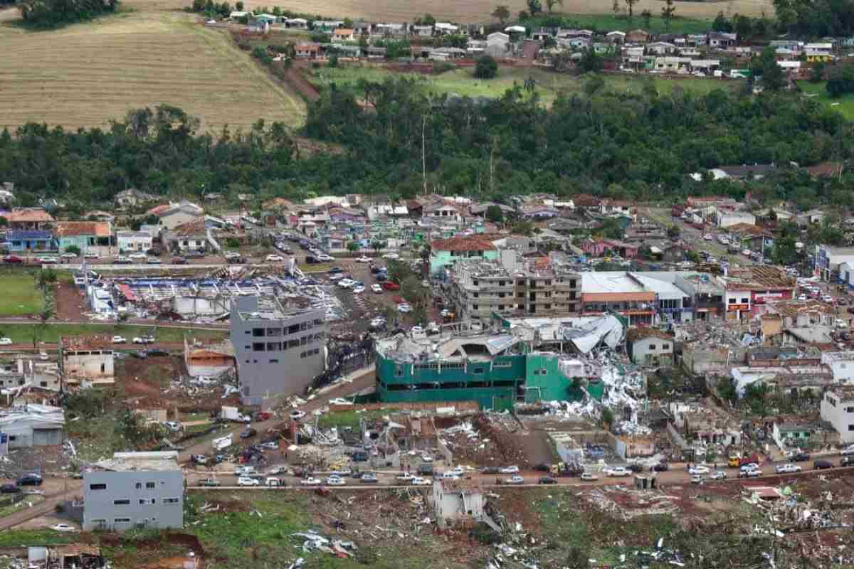 Tornado deja seis muertos y más de 400 heridos al sur de Brasil