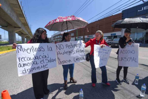 Trabajadoras del SAT protesa