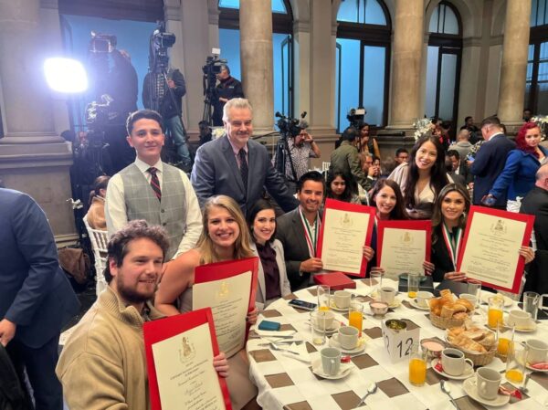 Teóricos de la conspiración, propagandistas rusos e imputados criminalmente en EUA: estos son algunos de los premiados por el Club de Periodistas de México