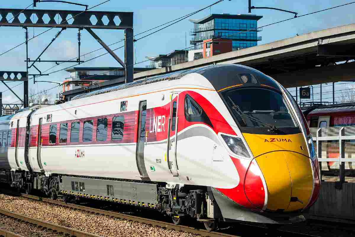Ataque con arma blanca en tren en Inglaterra deja varios heridos; la policía detiene a dos sospechosos