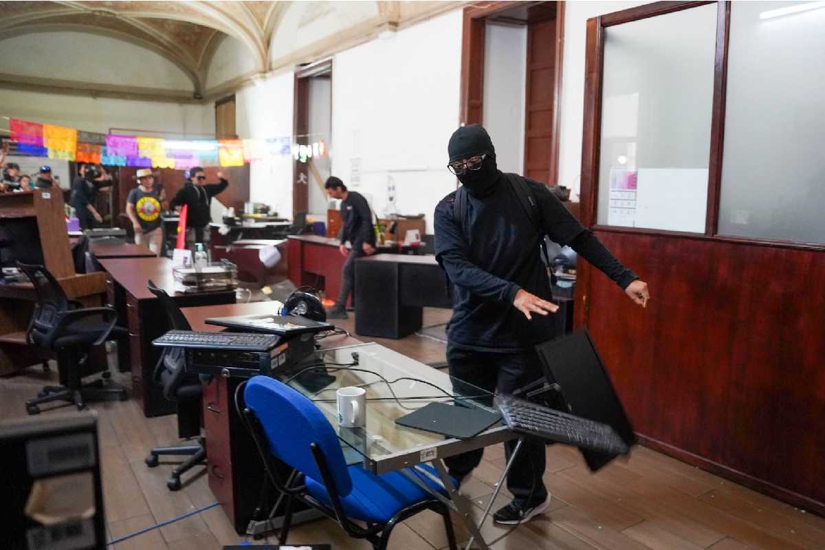 Exmagistrado y funcionarios se deslindan de actos vandálicos tras protesta en Morelia por asesinato de Carlos Manzo