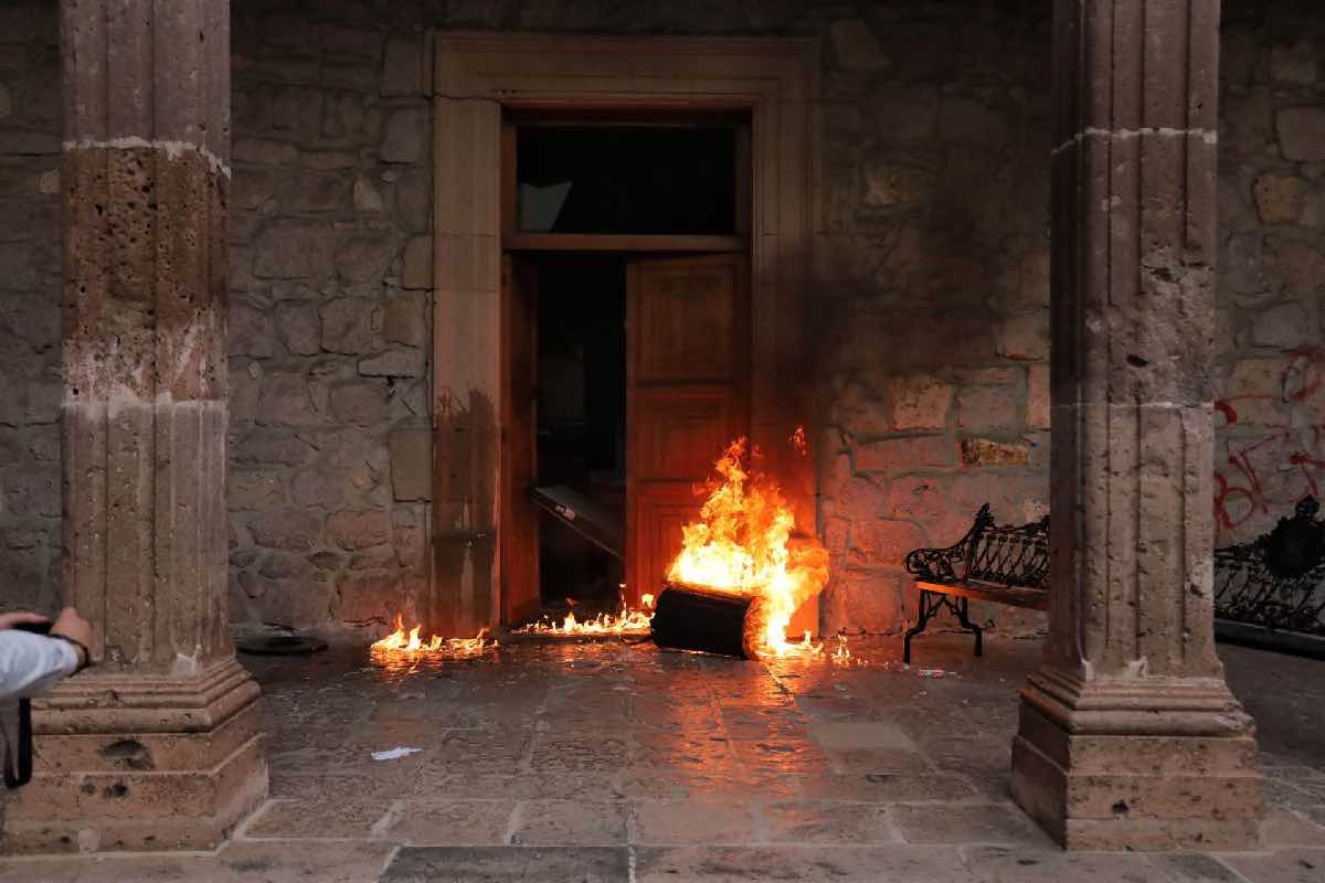 exigir justicia por asesinato de Carlos Manzo; reportan daños en Palacio de Gobierno de Morelia_1