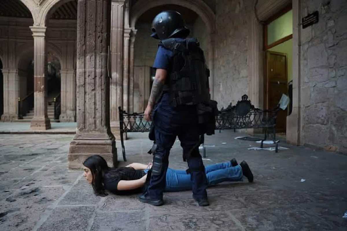 exigir justicia por asesinato de Carlos Manzo; reportan daños en Palacio de Gobierno de Morelia_3