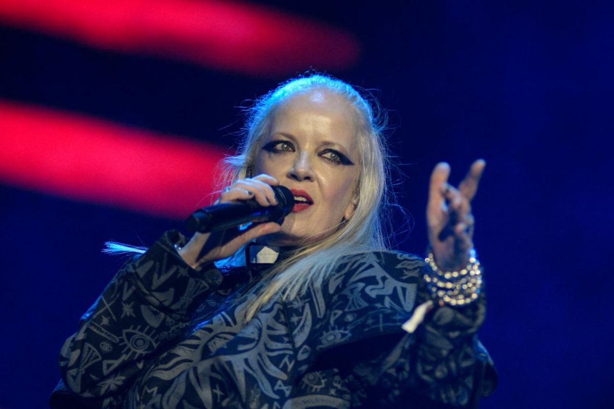 Shirley Manson de Garbage cantando sus éxitos en el Corona Capital 2025.