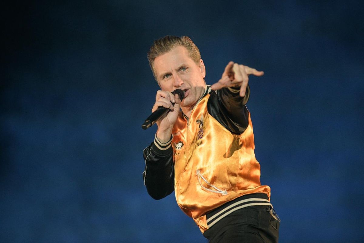Alex Kapranos de Franz Ferdinand en el escenario del Corona Capital 2025.