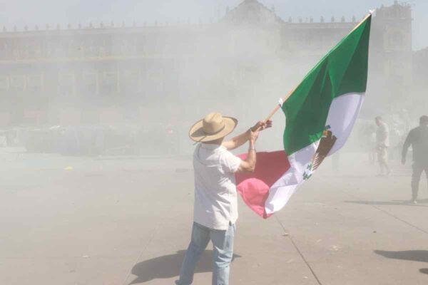 Verdadero: al hombre que ondeaba la bandera de México en la marcha de la Generación Z lo golpeó la policía 