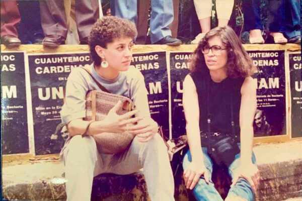 La foto de Sheinbaum, Carlos Salinas y Rosario Robles en un mitin estudiantil está manipulada