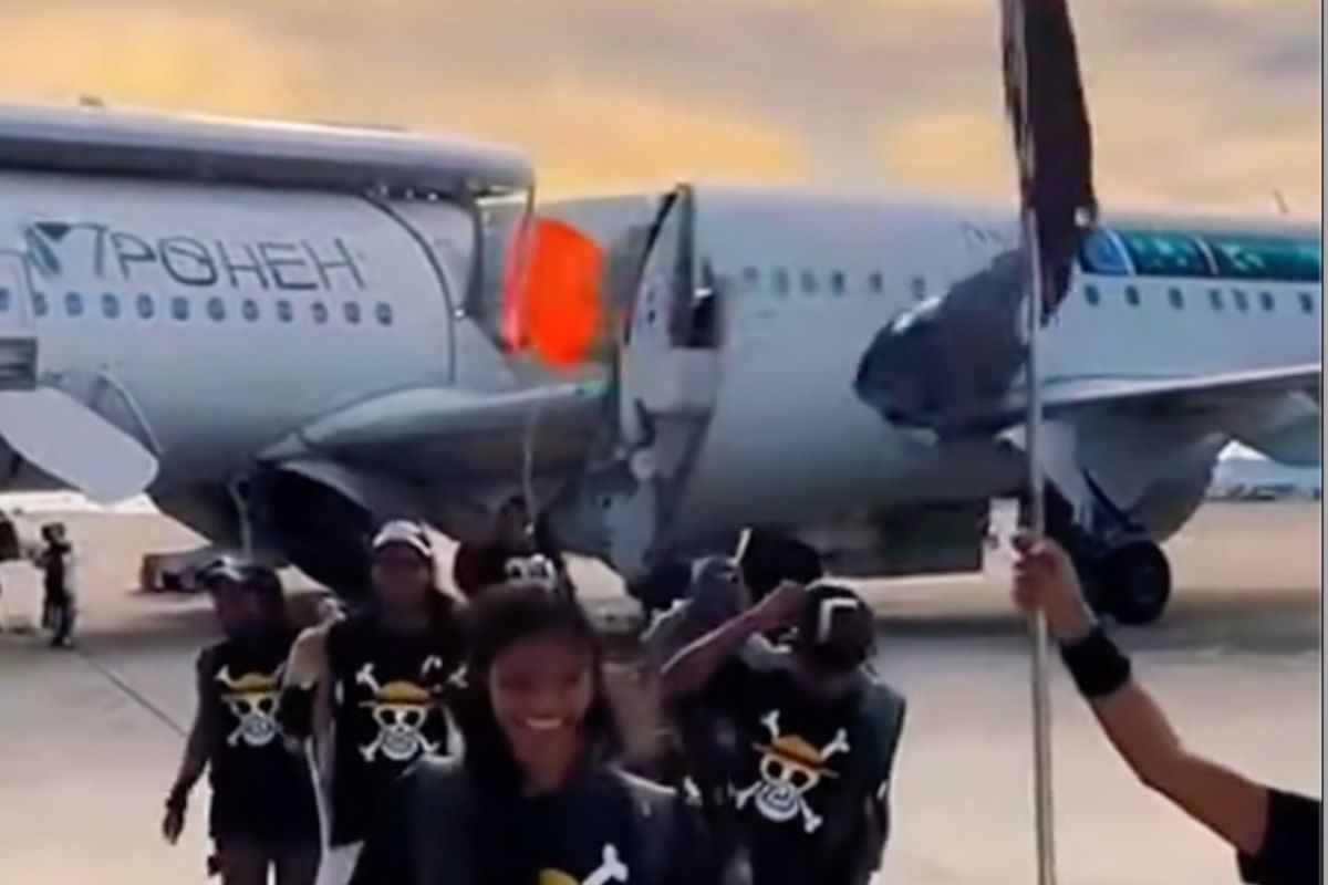 El video viral que muestra a jóvenes nepalíes llegando a México para apoyar la marcha del 15 de noviembre no corresponde a un hecho real, pues fue generado con inteligencia artificial.