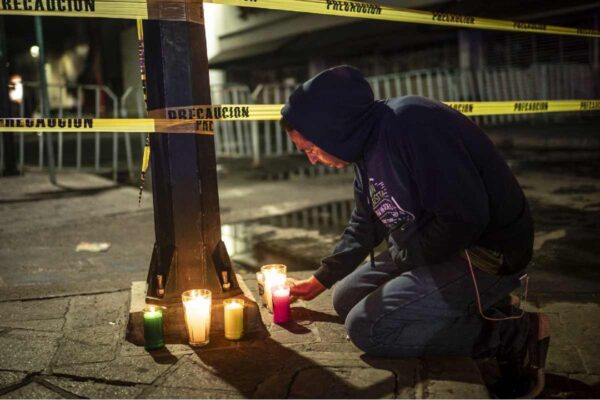 hombre dejó veladoras la primera noches tras el incendio