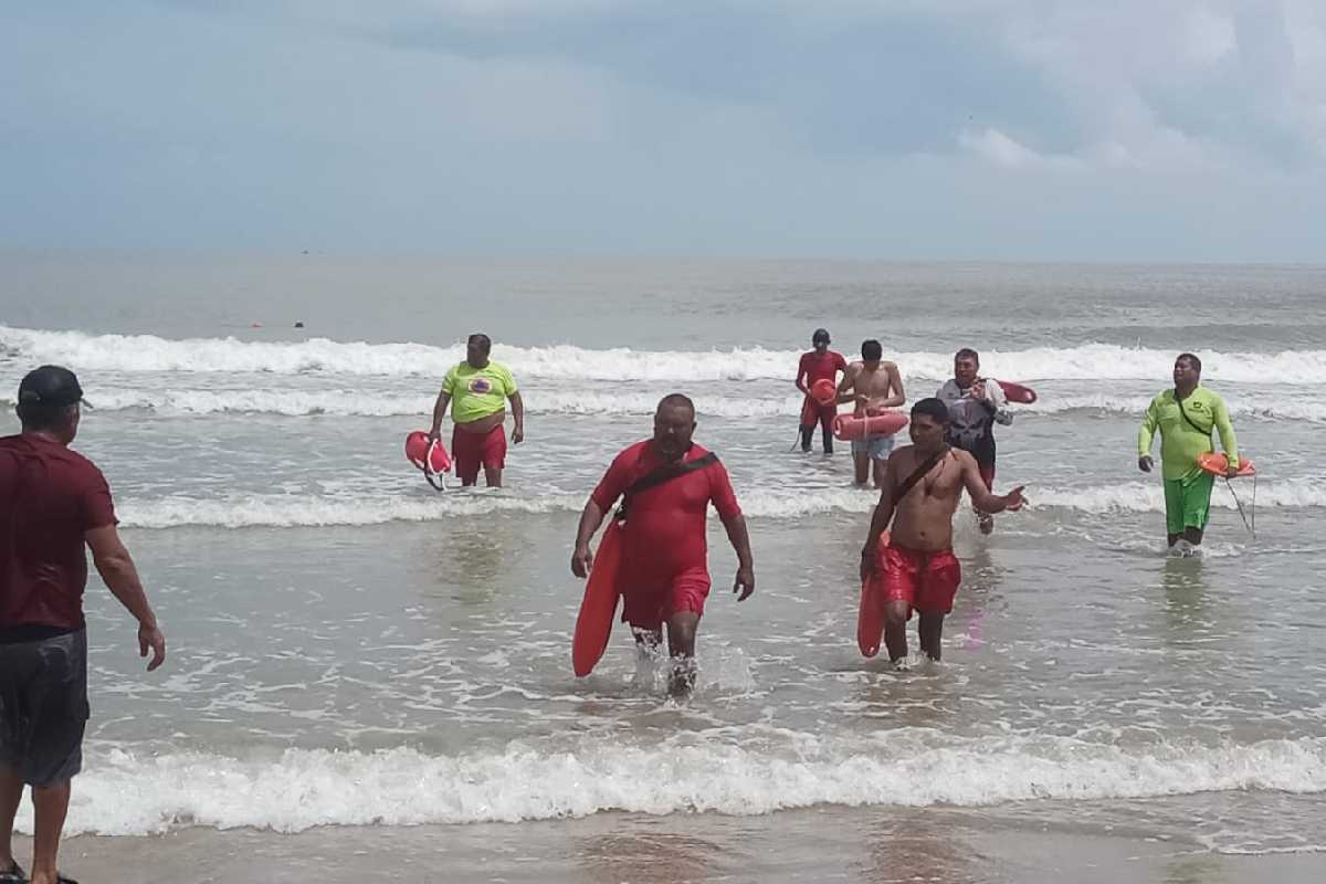 Hundimiento de embarcación en Playa Miramar, Tamaulipas, deja un muerto y un desaparecido; tres más logran sobrevivir