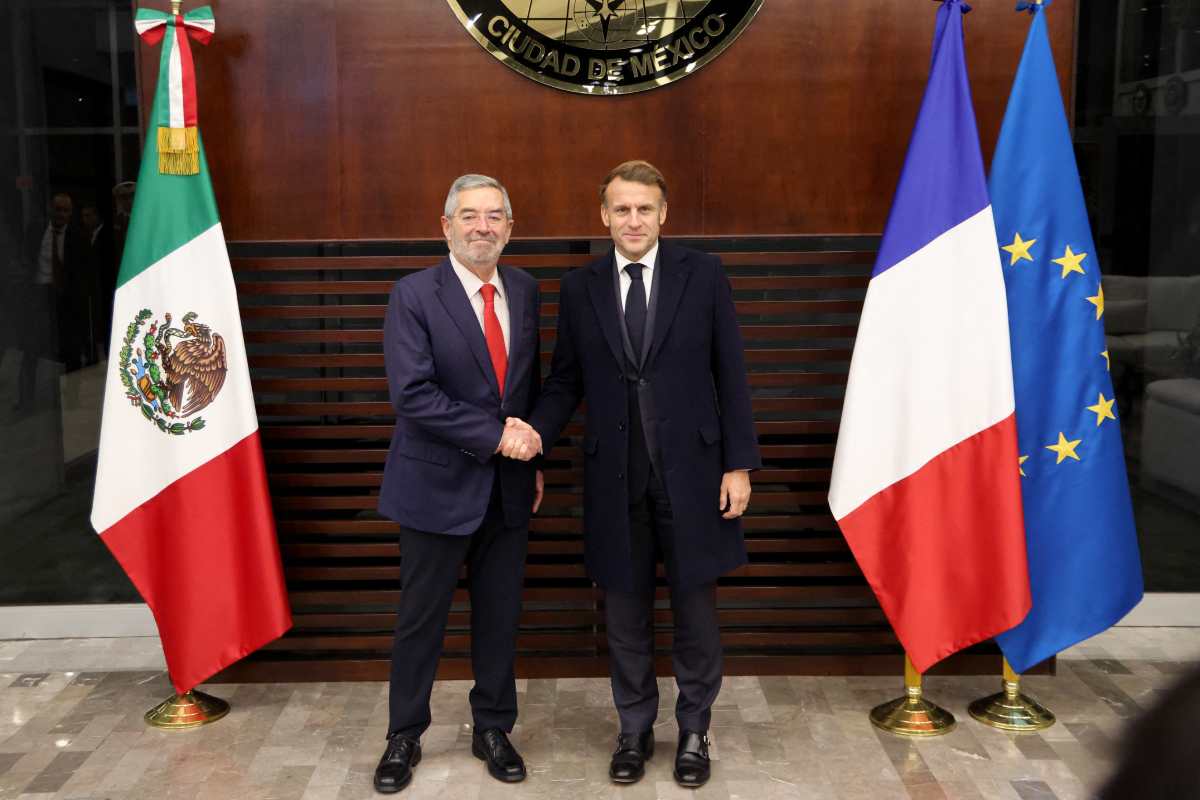 Macron llega a México para fortalecer lazos; Sheinbaum prioriza la repatriación de códices histórico