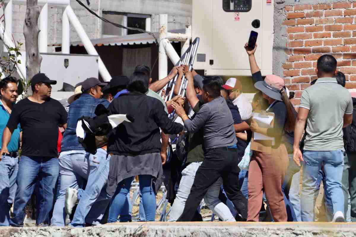 Maestros de la CNTE protestan en Oaxaca durante evento de Sheinbaum
