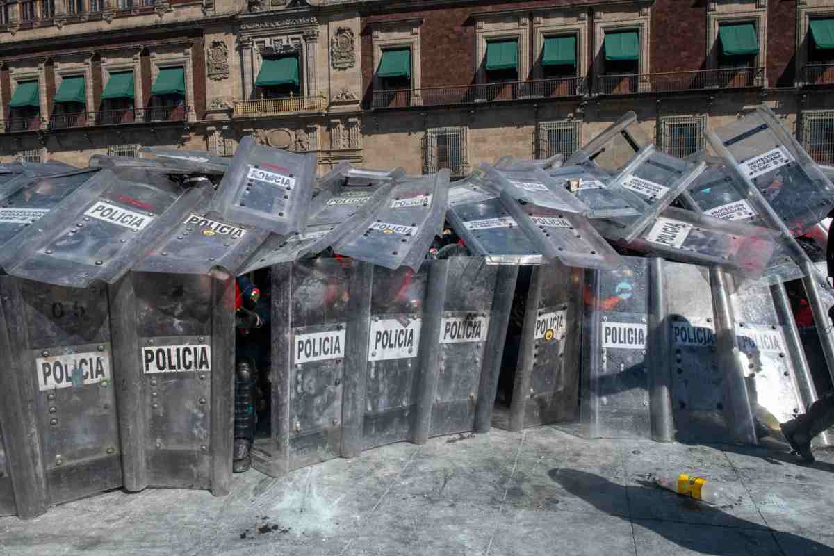 policías marcha gen z