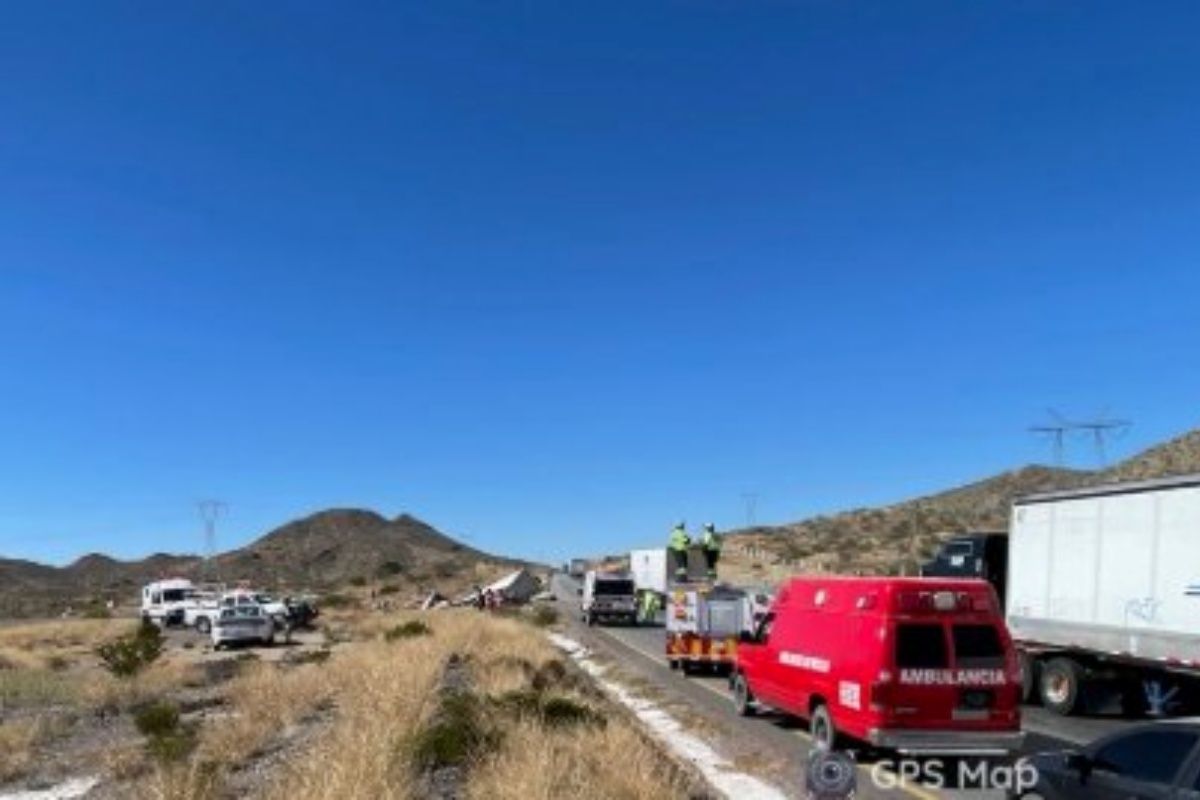 Seis migrantes mueren y dos resultan heridos al volcar tráiler en Chihuahua; iban en el remolque rumbo a Ciudad Juárez