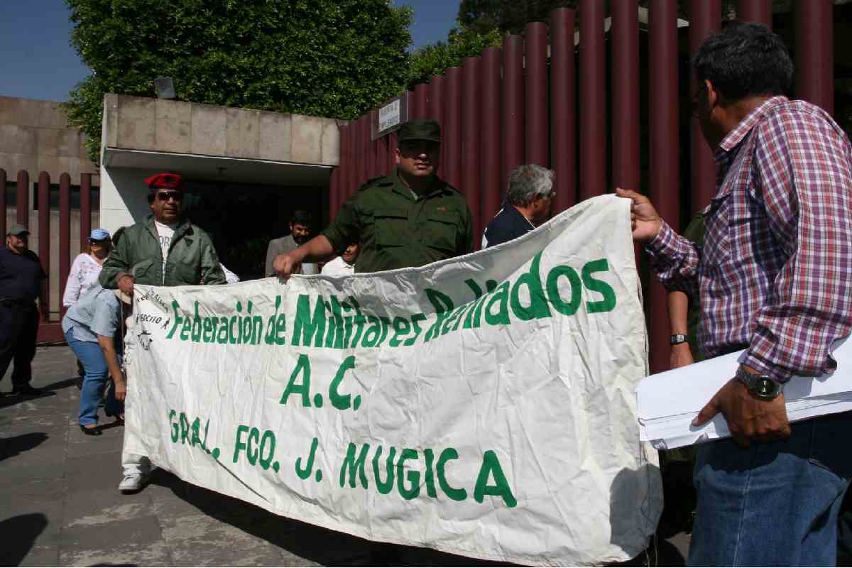 Sheinbaum aprueba alza de 4% a militares retirados; suspenden protesta prevista en Palacio Nacional