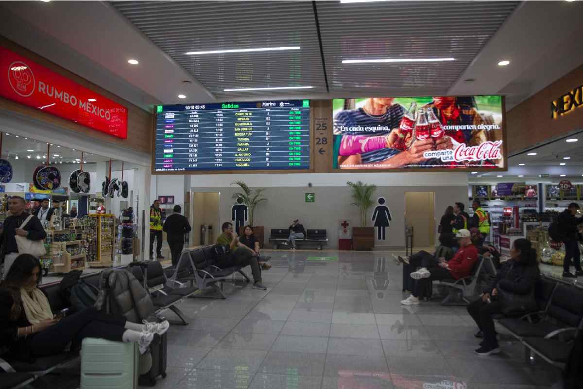 Obras en la Terminal 2 del AICM provocan protesta de taxistas; acusan exclusión y trato inequitativo