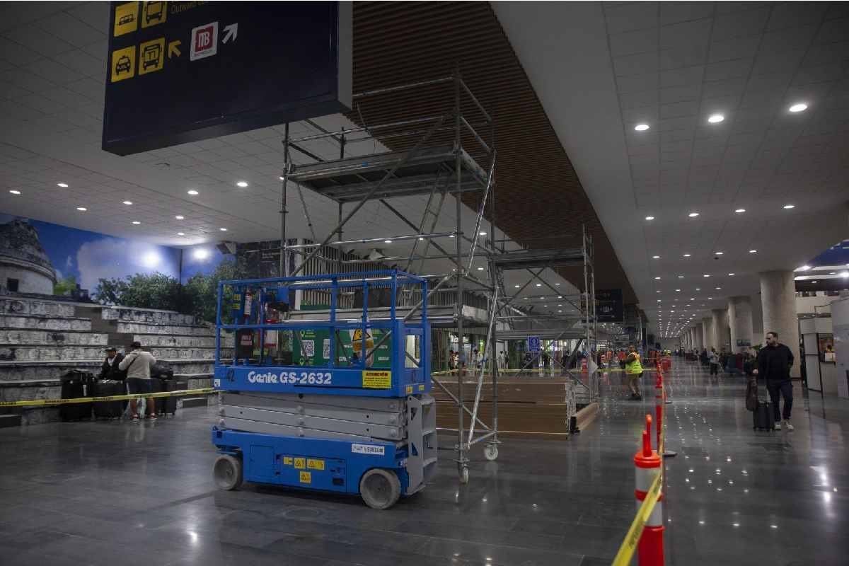 Obras en la Terminal 2 del AICM provocan protesta de taxistas; acusan exclusión y trato inequitativo