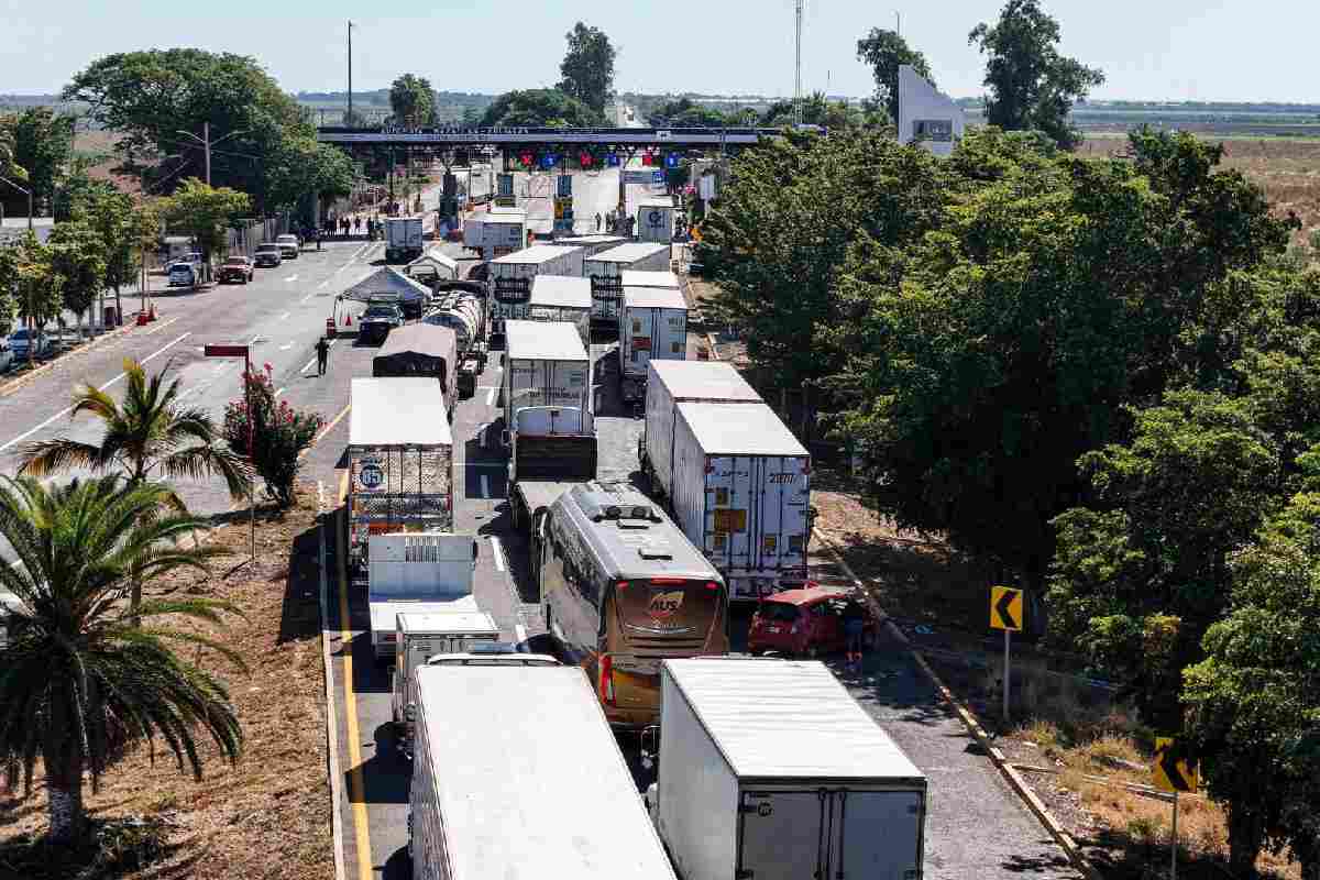 Transportistas y campesinos vuelven a la mesa de negociación en Segob en el cuarto día de bloqueos
