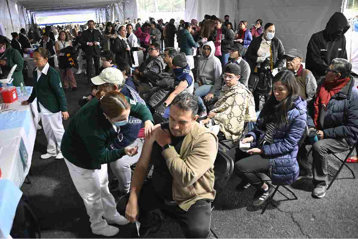 UNAM detiene jornada de vacunación por ataques a trabajadores en el Mega Centro