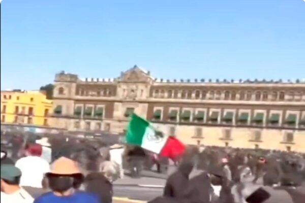 Verdadero: al hombre que ondeaba la bandera de México en la marcha de la Generación Z lo golpeó la policía