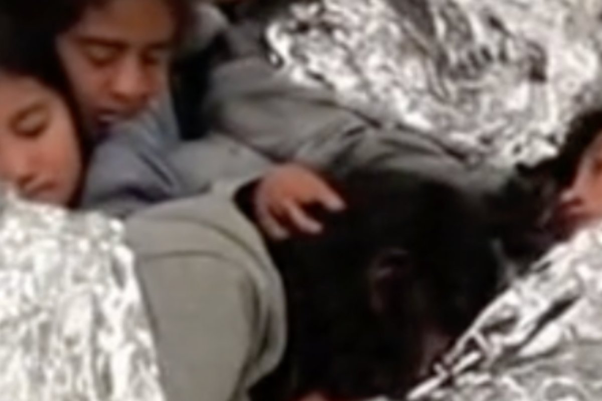 El clip que circula en TikTok no es auténtico: varias herramientas revelan que se creó con IA. No obstante, escenas parecidas sí se registraron dentro de centros de detención en años anteriores.