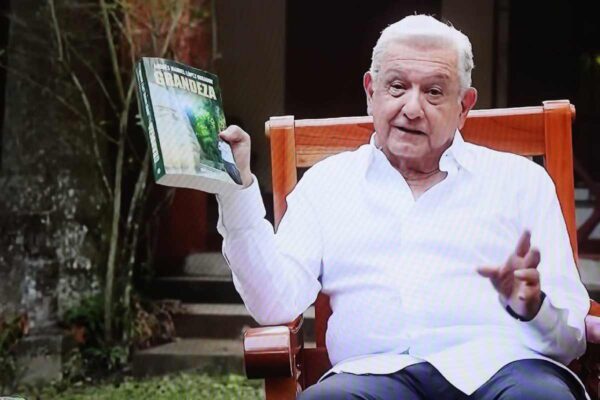 AMLO publicación libro grandeza