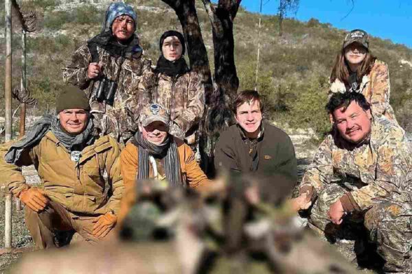 Ambientalistas piden destitución del titular del DIF de Guanajuato por fotografía con venados abatidos