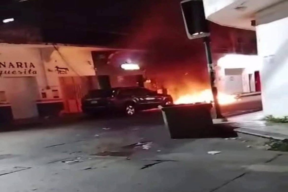 Atacan dos bares en Villaflores, Chiapas; incendian vehículos frente a establecimientos