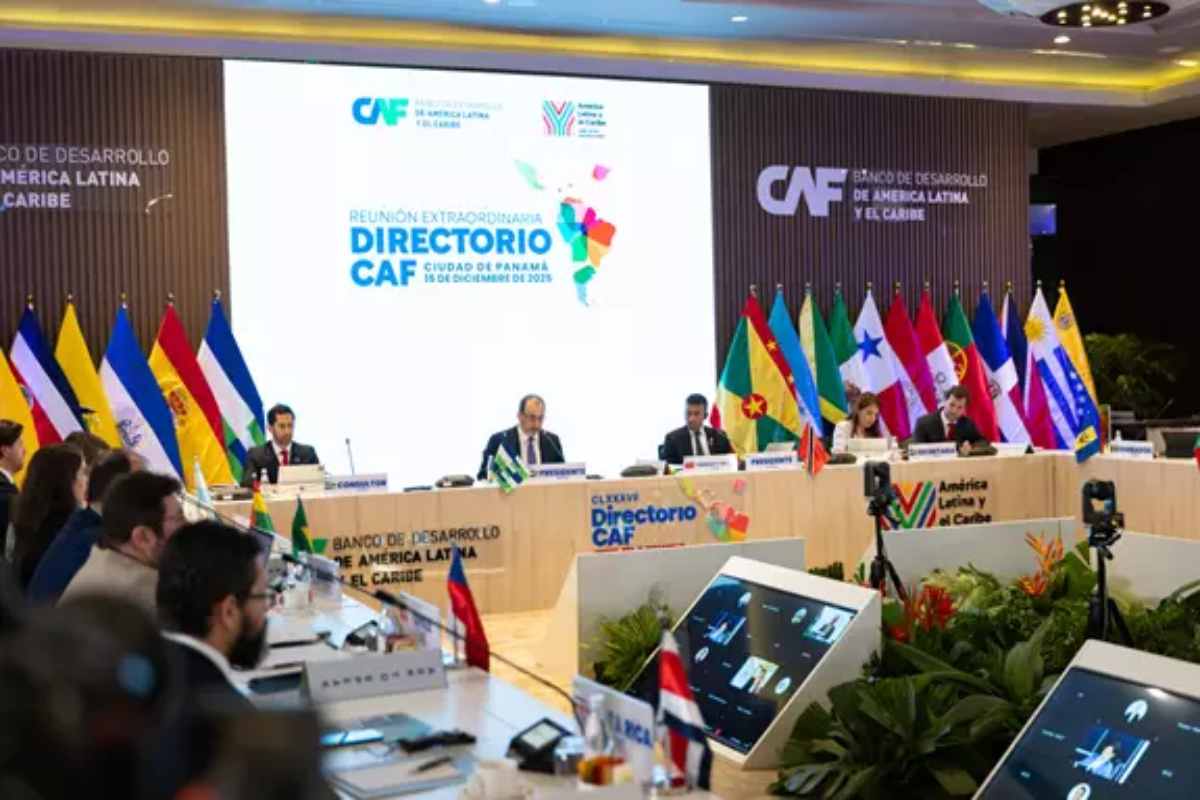 CFE recibe 300 mdd del Banco de Desarrollo para financiar red eléctrica nacional 