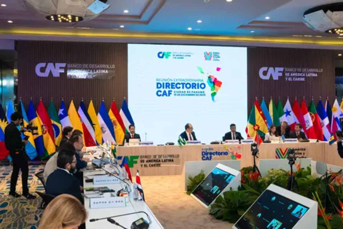 CFE recibe 300 mdd del Banco de Desarrollo para financiar red eléctrica nacional 