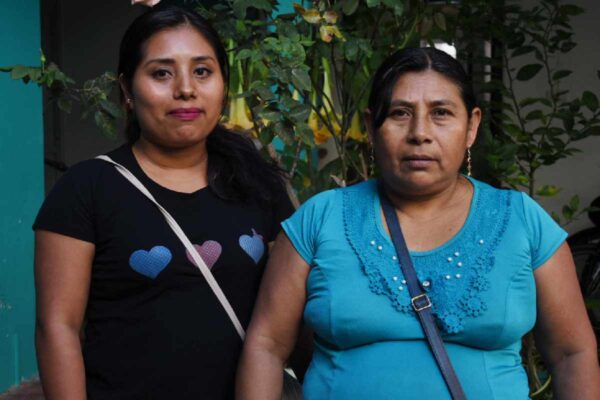 Zonia López Juárez, esposa de Antonio González, con su hija Magdalena. Foto: Orsetta Bellani