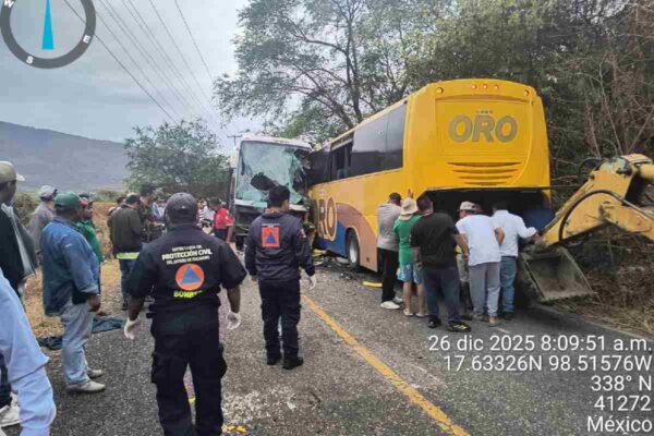 Choque de autobuses en Guerrero deja dos muertos