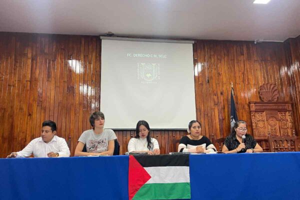 Familiares de Antonio González y el CDH Frayba participaron en el conversatorio que se llevó a cabo en la Universidad Autónoma de Chiapas (UNACH). Foto: Orsetta Bellani