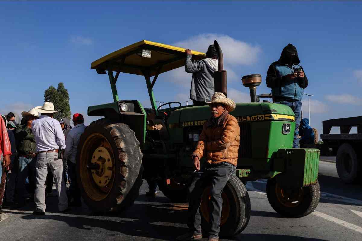 Asimismo, Ebrard adelantó que México entregará en enero su reporte oficial sobre las consultas que se hicieron a los diferentes sectores sobre el T-MEC; adelantó que cerca de 90 % de los comentarios recibidos en el país expresan que el acuerdo debe continuar.Indicó que algunas de las principales críticas vienen de los agricultores, quienes señalan que los subsidios estadunidenses son incompatibles con el tratado y no son equilibrados respecto a lo que reciben en EU, pese a ello, señalaron que el tratado debe mantenerse. Entérate: Moody´s advierte que revisión del T-MEC impacta en inversiones y causaría aranceles repentinos a México Fase de consultas del T-MEC En septiembre, México, Estados Unidos y Canadá iniciaron una fase de consultas del T-MEC de cara a su revisión en enero próximo. Hasta ahora, Sheinbaum ha logrado convencer al magnate republicano de no imponer un gravamen generalizado a las exportaciones mexicanas, que en un 80% tienen como destino Estados Unidos.