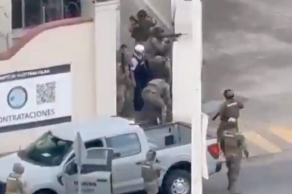 Elementos de la Marina disparan a sujeto que los amenazó con arma en Puerto Vallarta, Jalisco