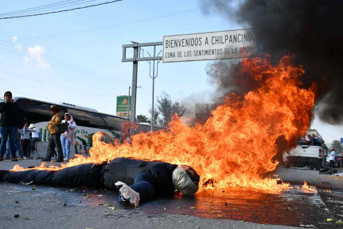 Estudiantes y padres de 43 desaparecidos de Ayotzinapa exigen justicia por asesinato de normalistas
