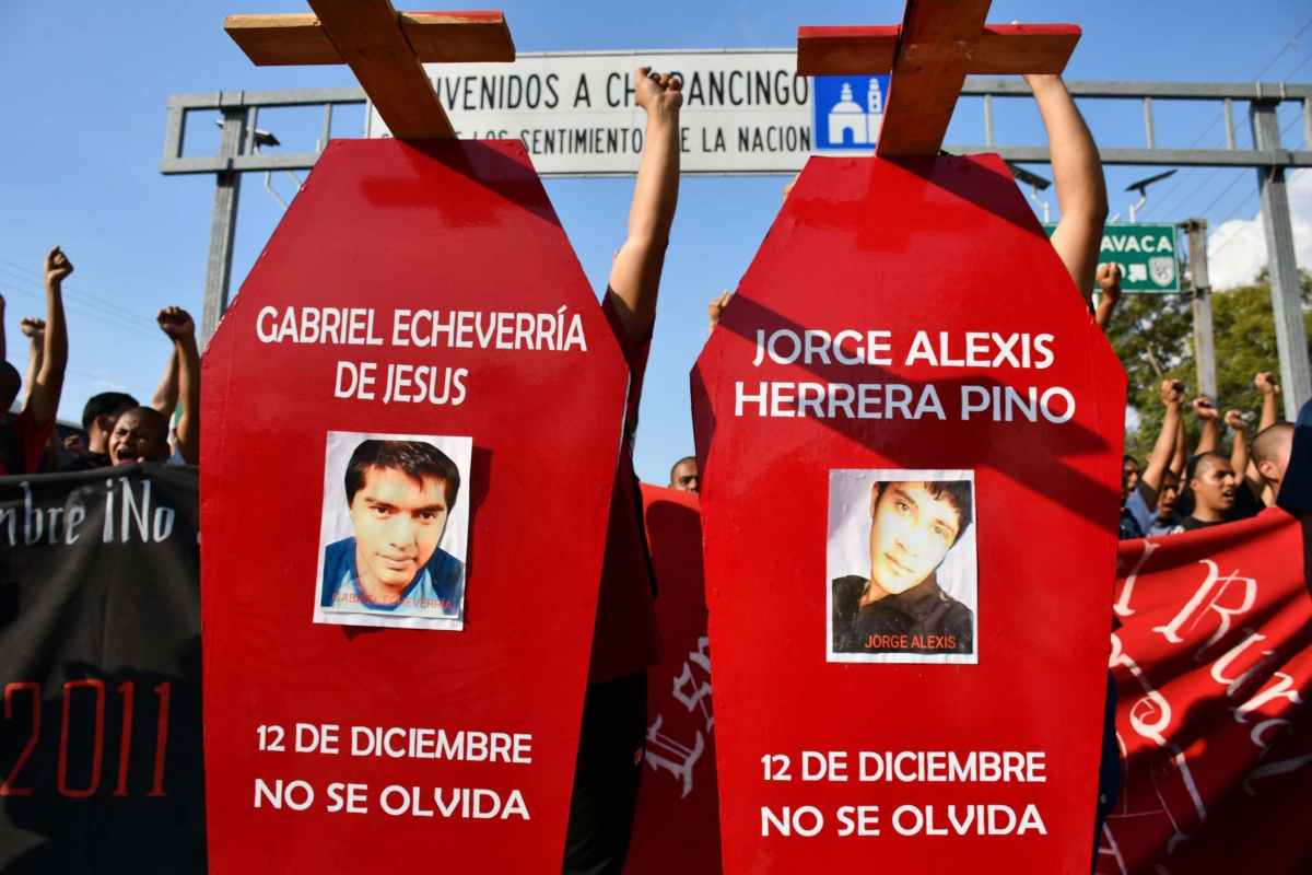 Estudiantes y padres de 43 desaparecidos de Ayotzinapa exigen justicia por asesinato de normalistas