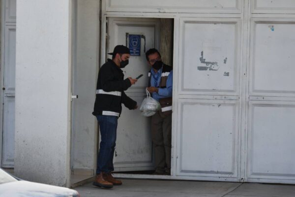 Falsos repartidores tocan a la puerta para robarte