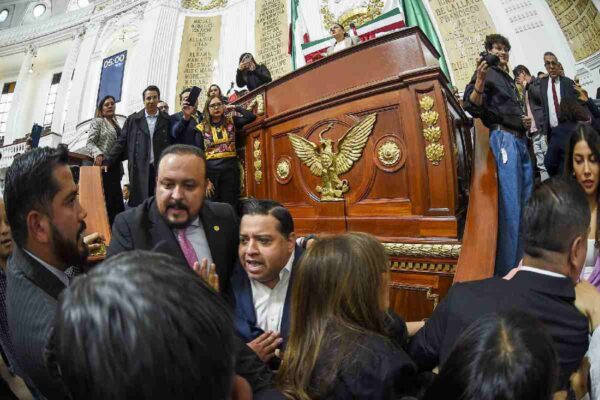 Legisladores pelea Congreso CDMX
