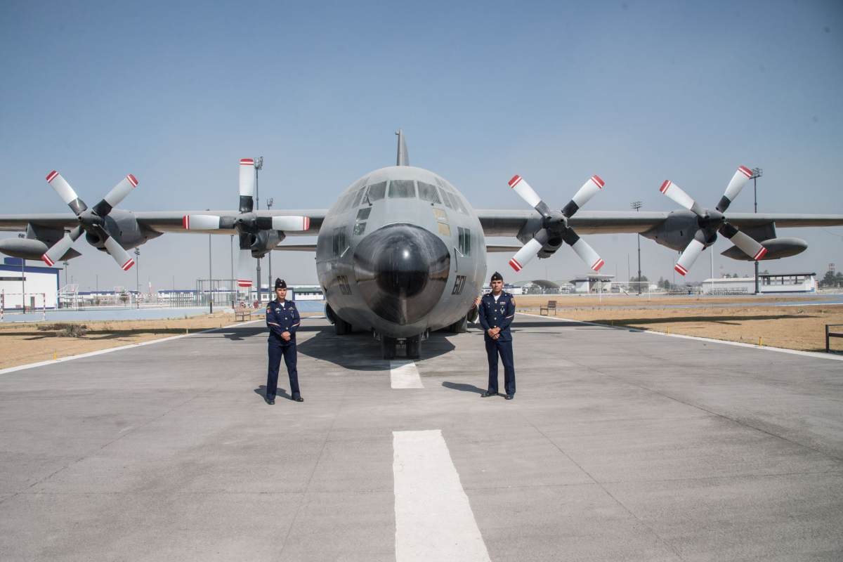 Localizan cuerpo de persona que viajaba en avión de Marina accidentado en Galveston; hay 6 muertos